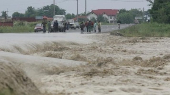 Inundaţiile bat la uşă: Primăriile, atenţionate să delimiteze zonele de risc